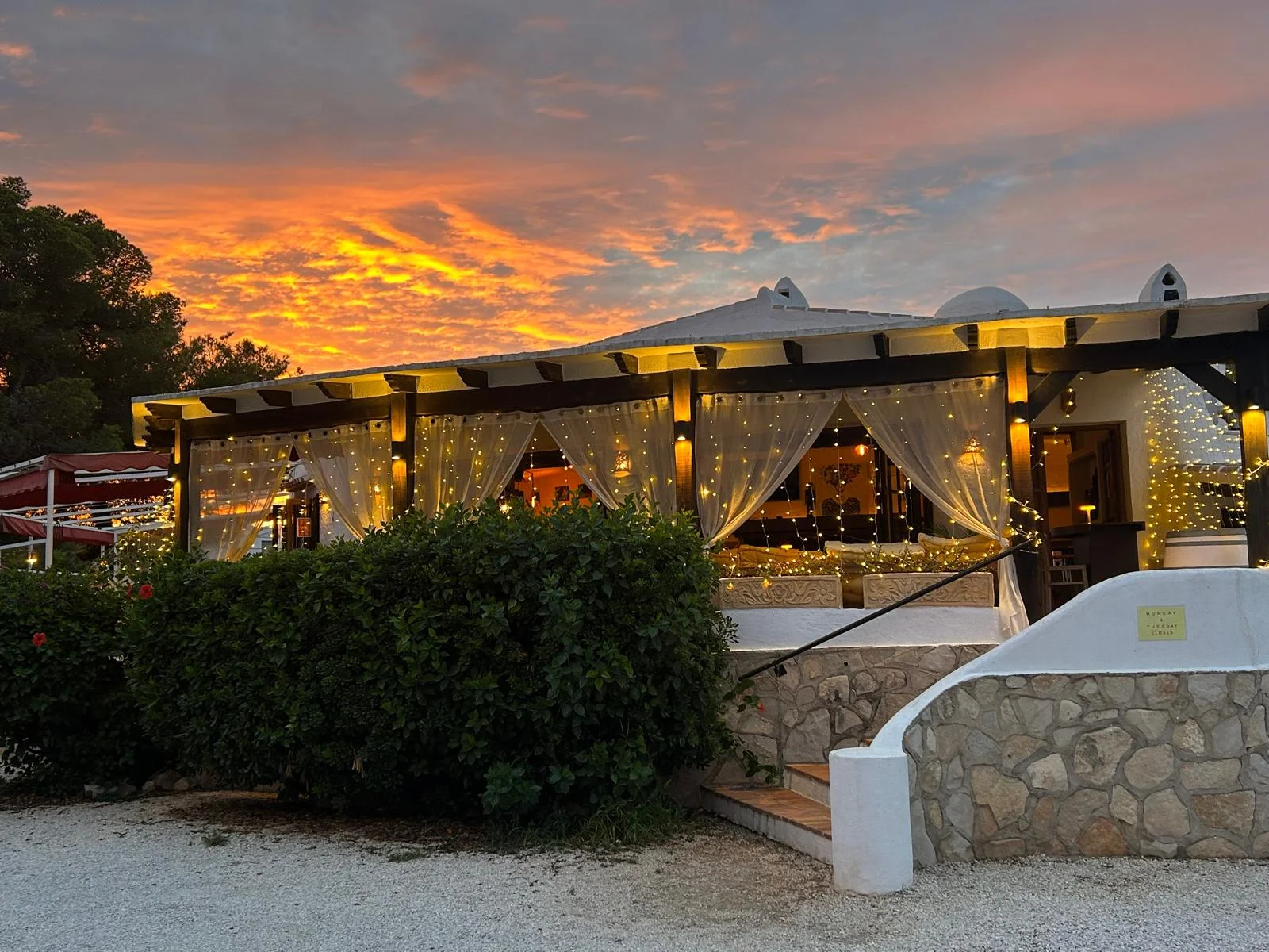 Atardecer mágico en la terraza de El Momento, Restaurante en Jávea