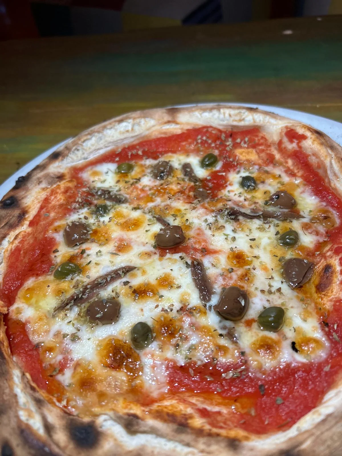 Pizza artesana con anchoas, alcaparras y olivas en El Momento Jávea